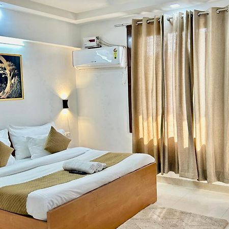 Aura Luxury Studio I Couple Friendly I Near Golf Course Road, Sector 57, Ґурґаон Екстер'єр фото