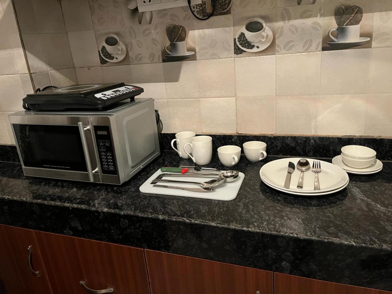 Aura Luxury Studio I Couple Friendly I Near Golf Course Road, Sector 57, Ґурґаон Екстер'єр фото