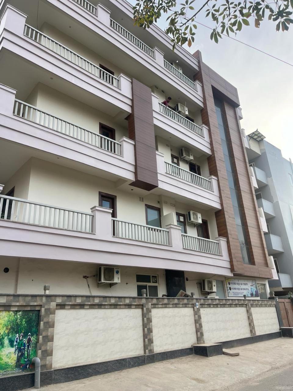 Aura Luxury Studio I Couple Friendly I Near Golf Course Road, Sector 57, Ґурґаон Екстер'єр фото