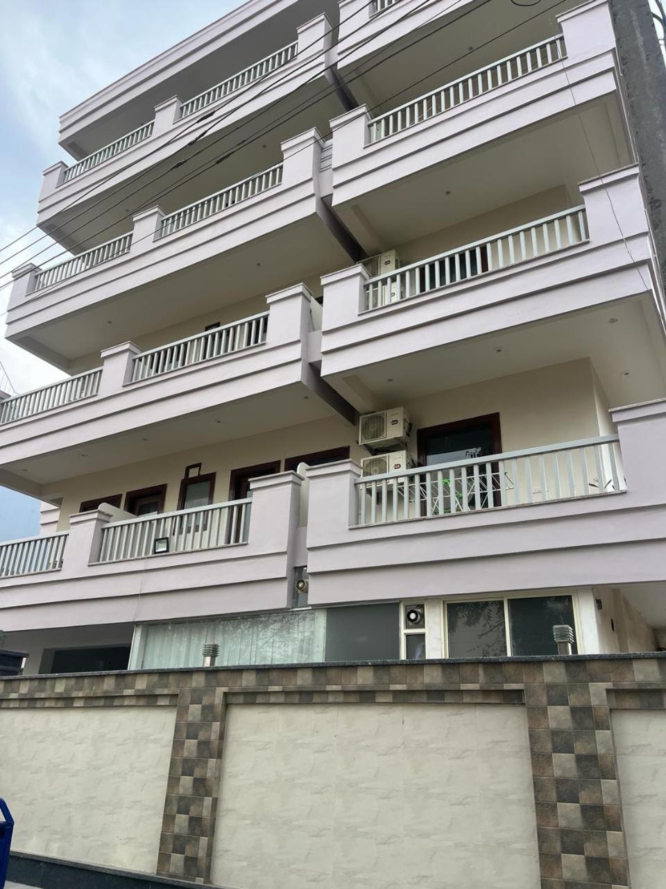 Aura Luxury Studio I Couple Friendly I Near Golf Course Road, Sector 57, Ґурґаон Екстер'єр фото