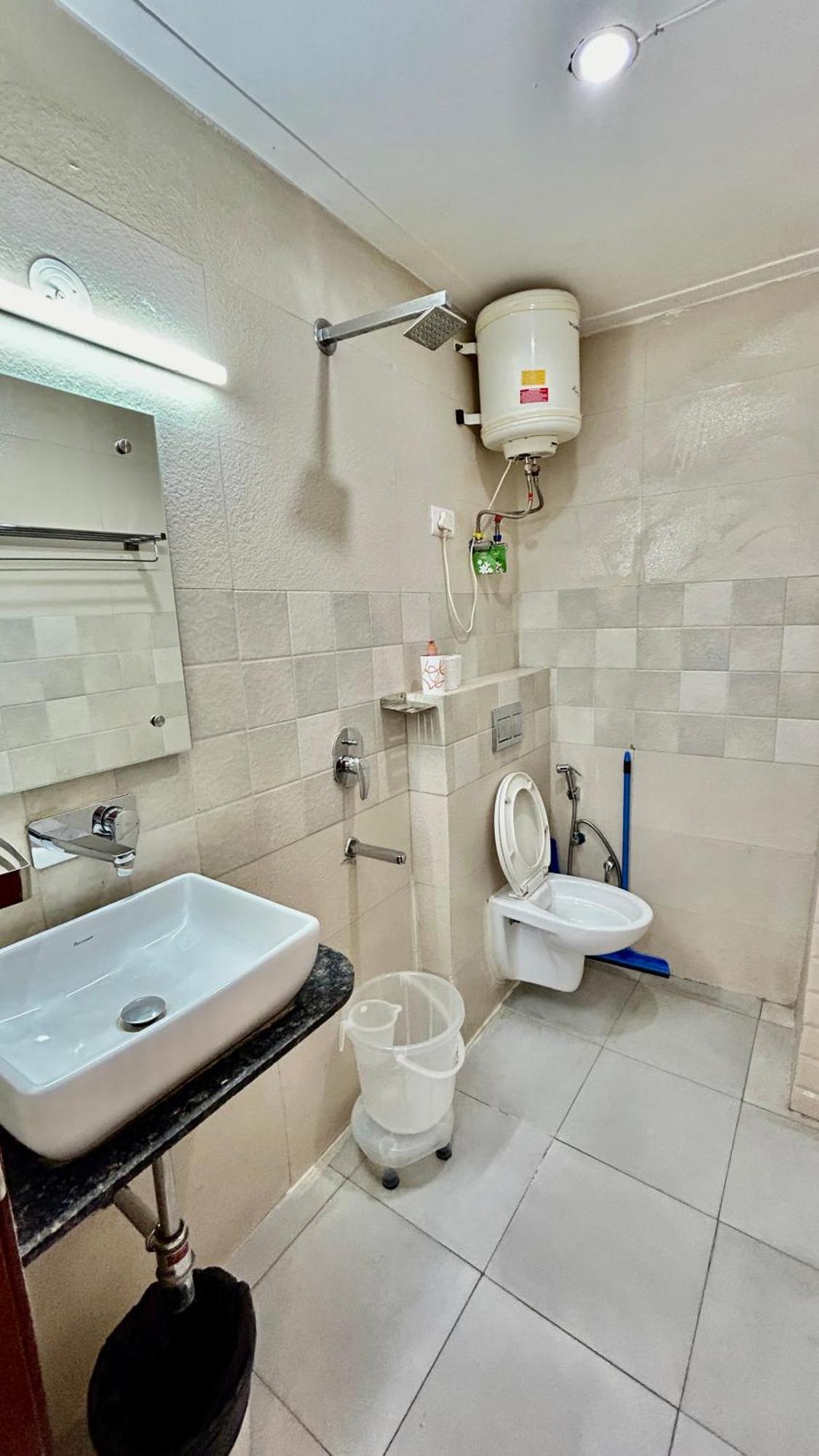 Aura Luxury Studio I Couple Friendly I Near Golf Course Road, Sector 57, Ґурґаон Екстер'єр фото