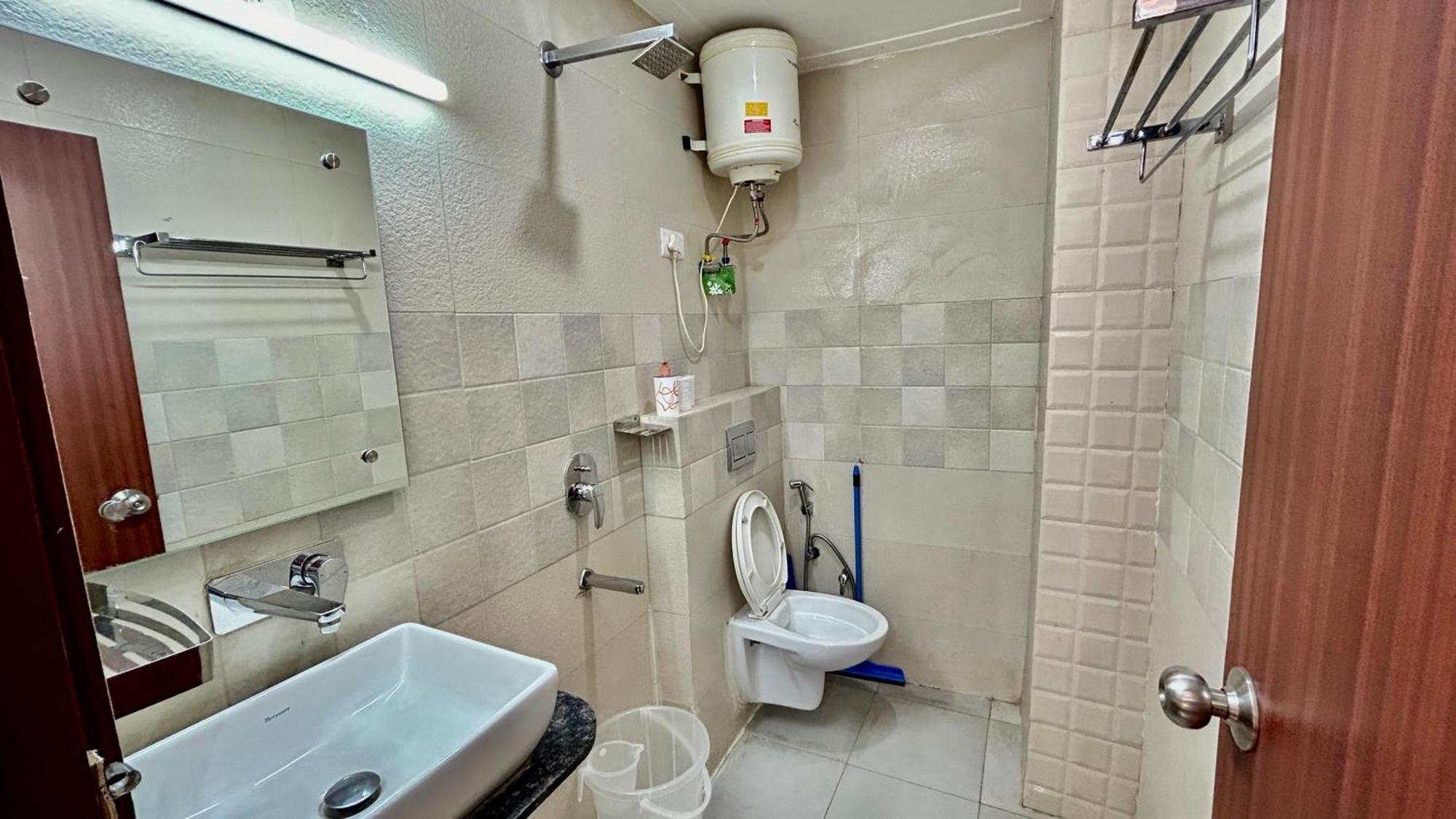 Aura Luxury Studio I Couple Friendly I Near Golf Course Road, Sector 57, Ґурґаон Екстер'єр фото
