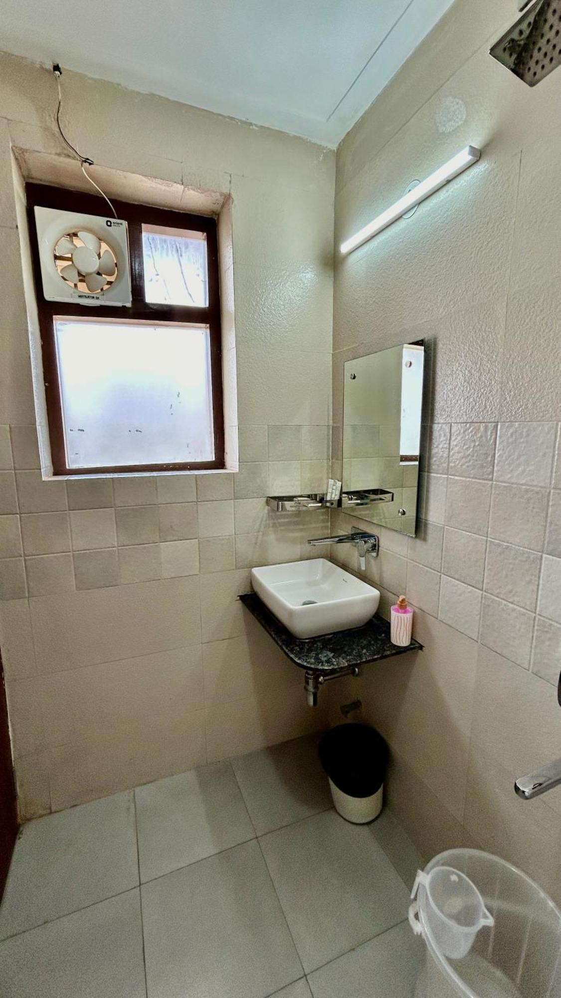 Aura Luxury Studio I Couple Friendly I Near Golf Course Road, Sector 57, Ґурґаон Екстер'єр фото